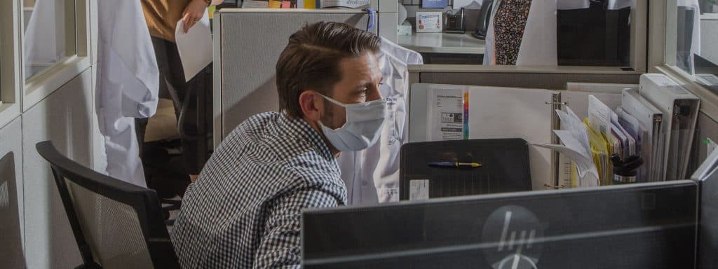 oficinista con mascara en pandemia